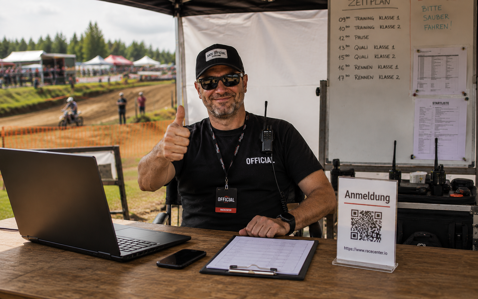 Nennung am Event – Offizieller mit Laptop, Anmeldungs-QR-Code und Unterlagen an der Anmeldung