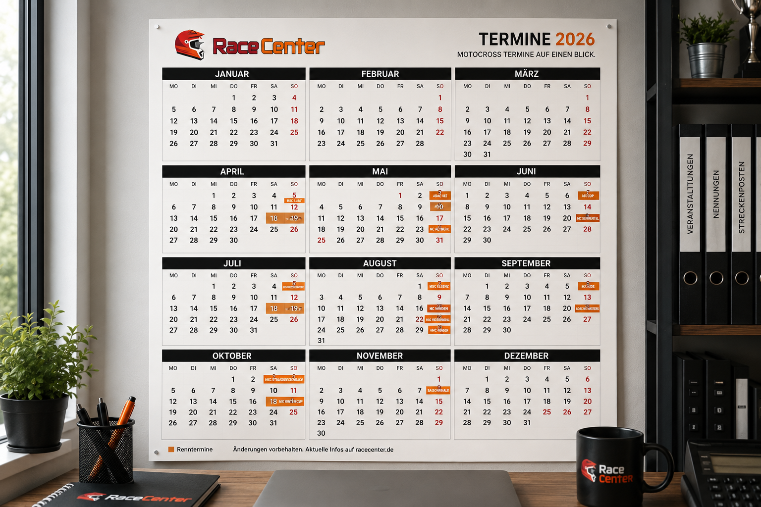 Terminkalender 2026 – Motocross-Renntermine auf einen Blick an der Bürowand mit RaceCenter-Branding